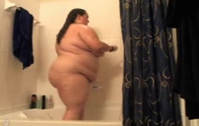 Huge woman filmed in the bathtub